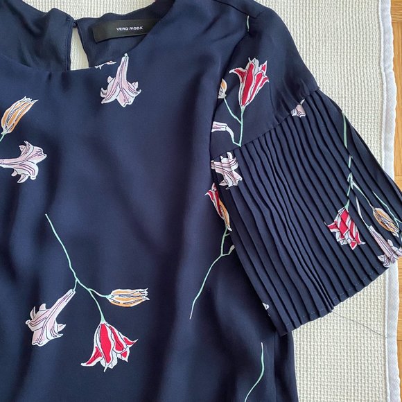 Vero Moda Short Sleeve Blouse - Size Medium - Picture 2 of 2